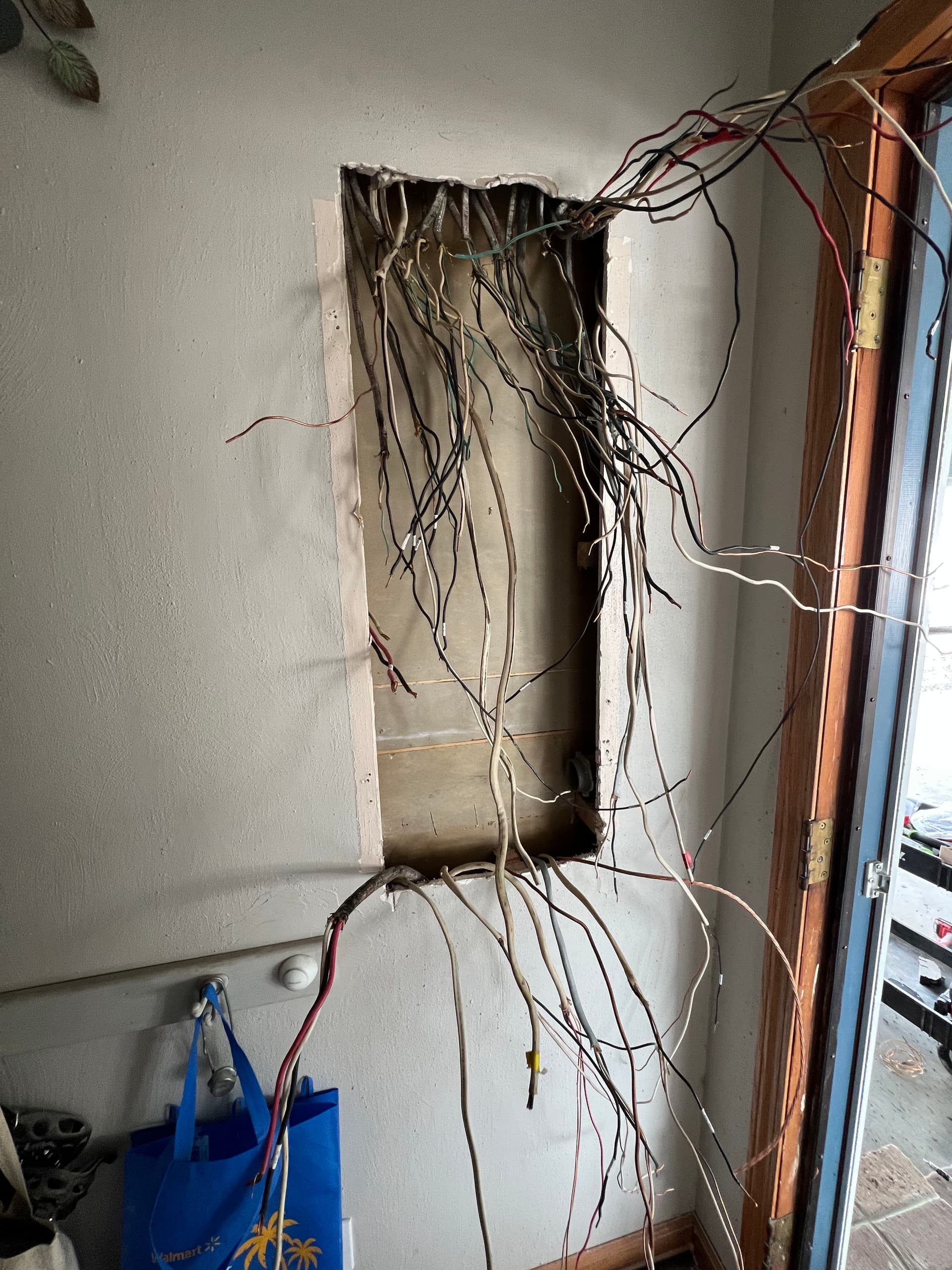 Gallery photos for Upgrading Your Home's Electrical Panel for Safety and Efficiency: Image #1